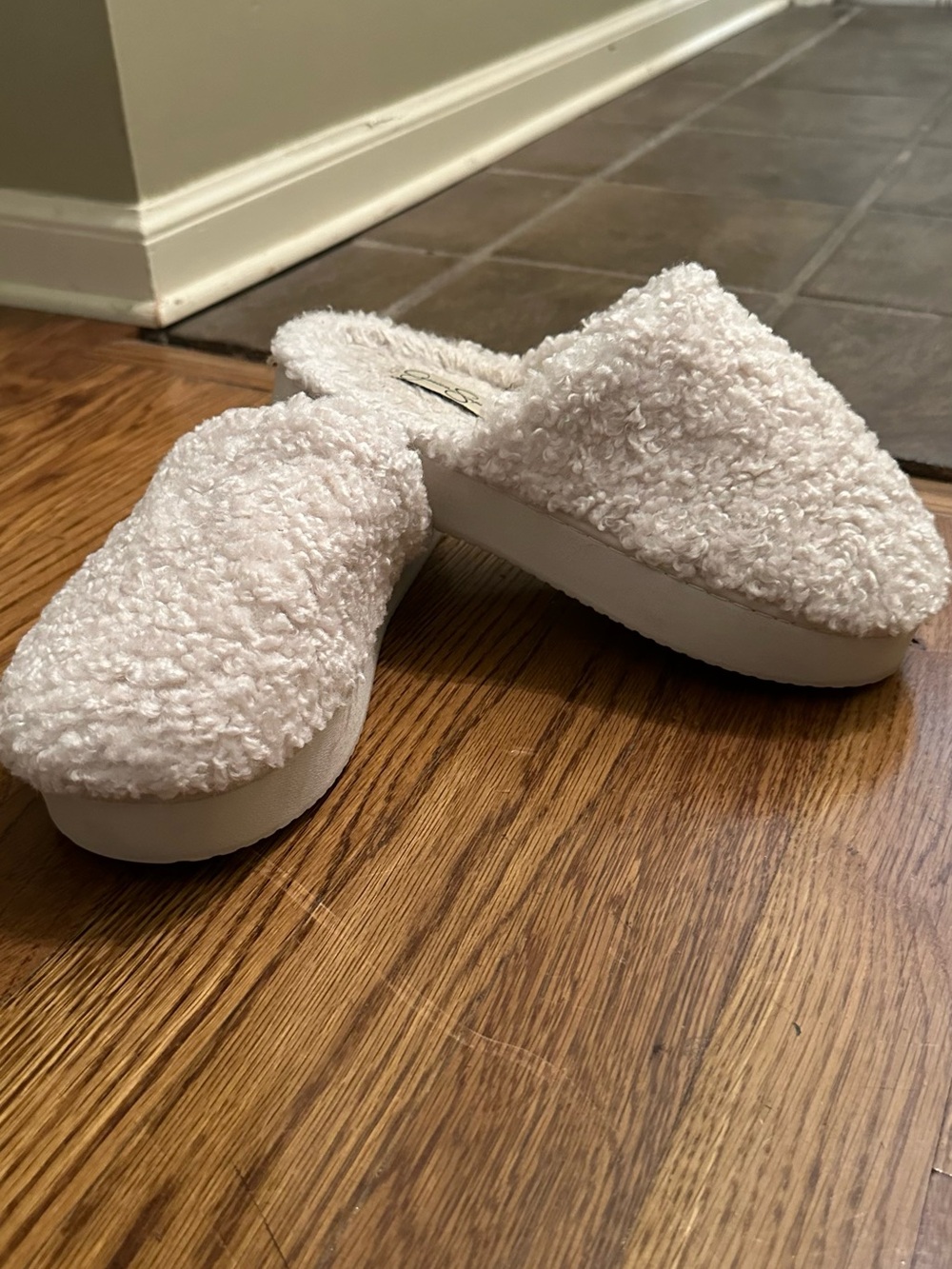 Jessica Simpson Cream Fuzzy Slip-On Slippers